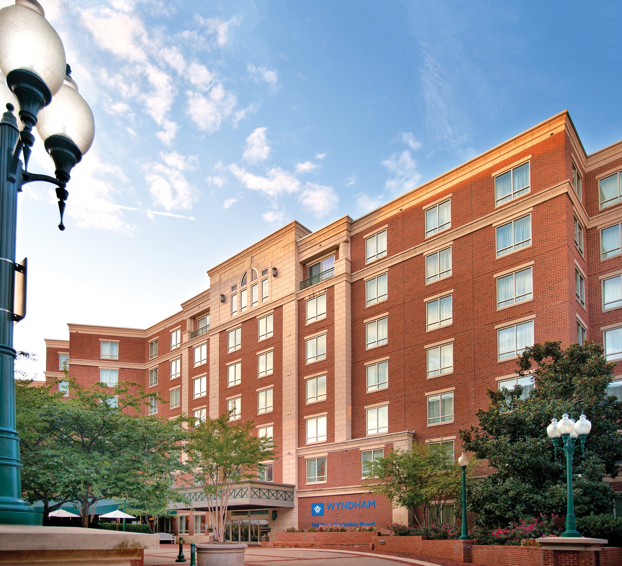 Front exterior entrance of Club Wyndham Old Town Alexandria